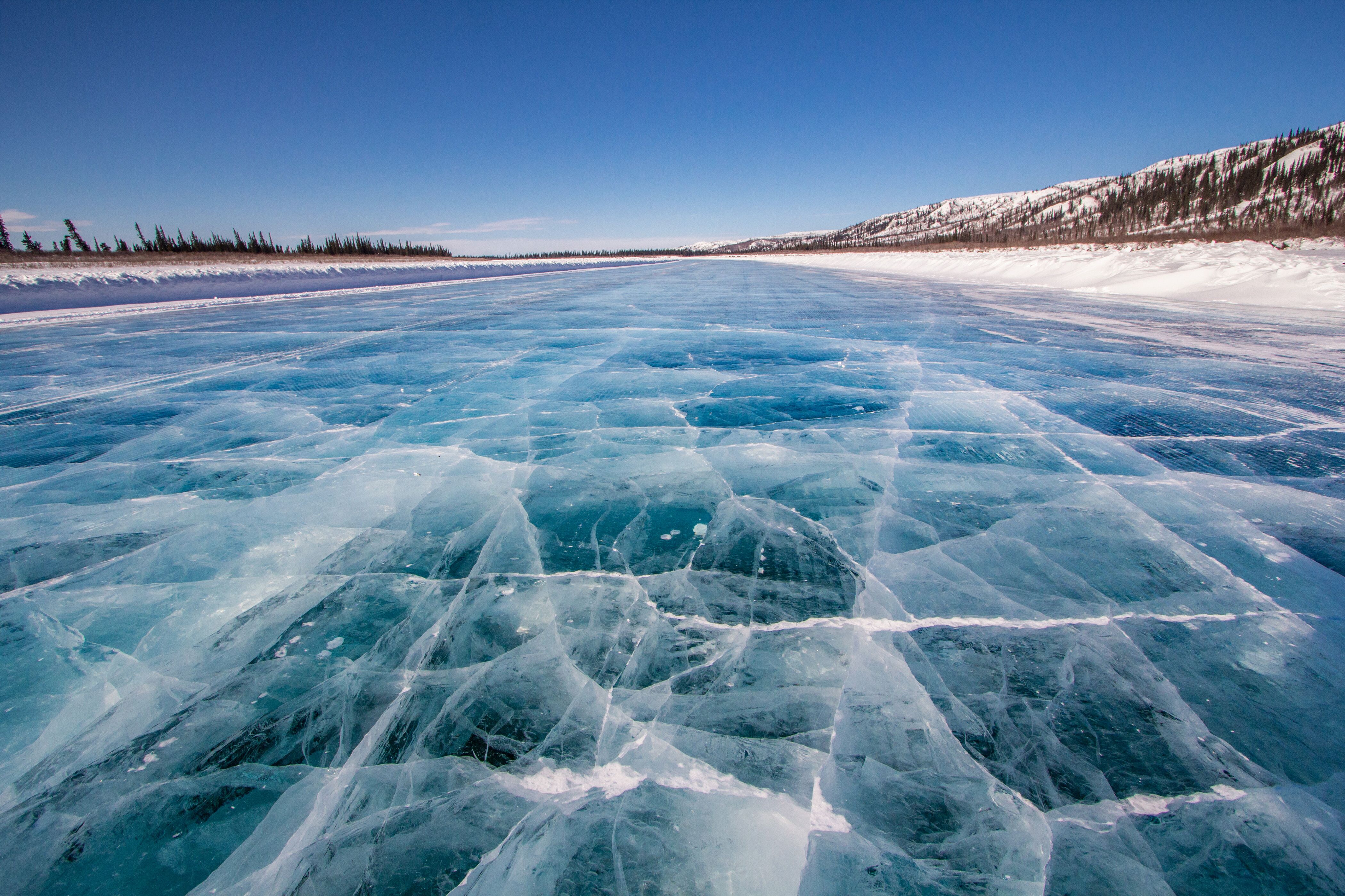 Eine Strasse aus Eis am Arctic Circle in den Northwest Territories