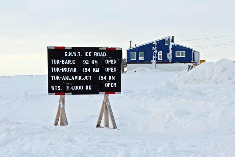Schild auf der Tuk Ice Road
