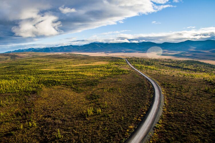 Der Dempster Highway windet sich durch die Landschaft der Northwest Territories