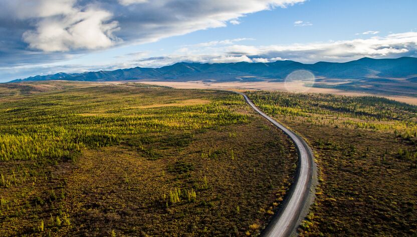 Der Dempster Highway windet sich durch die Landschaft der Northwest Territories
