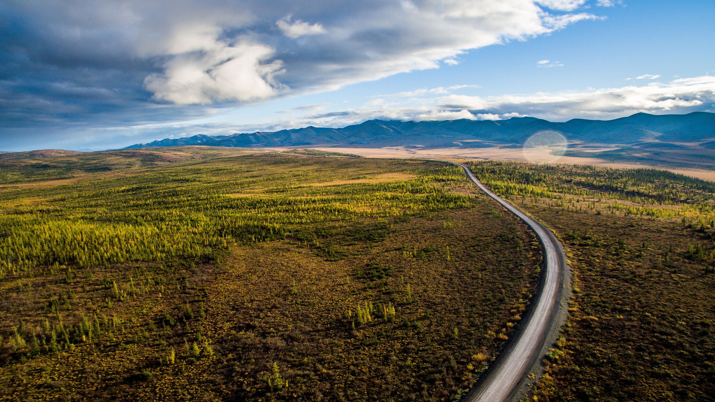 Der Dempster Highway windet sich durch die Landschaft der Northwest Territories