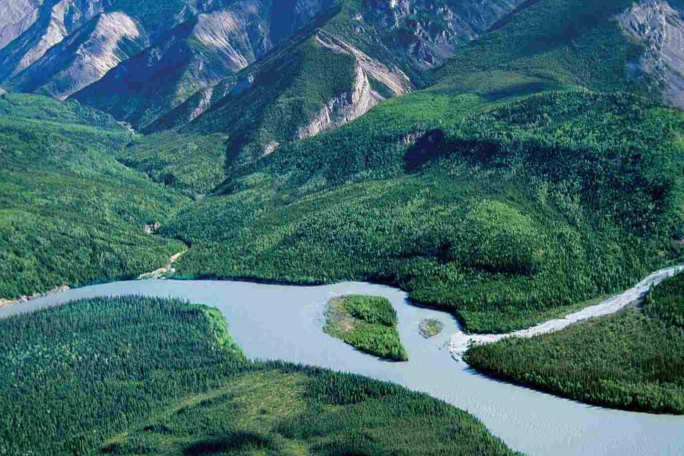 Flug ueber das Nahanni River Valley