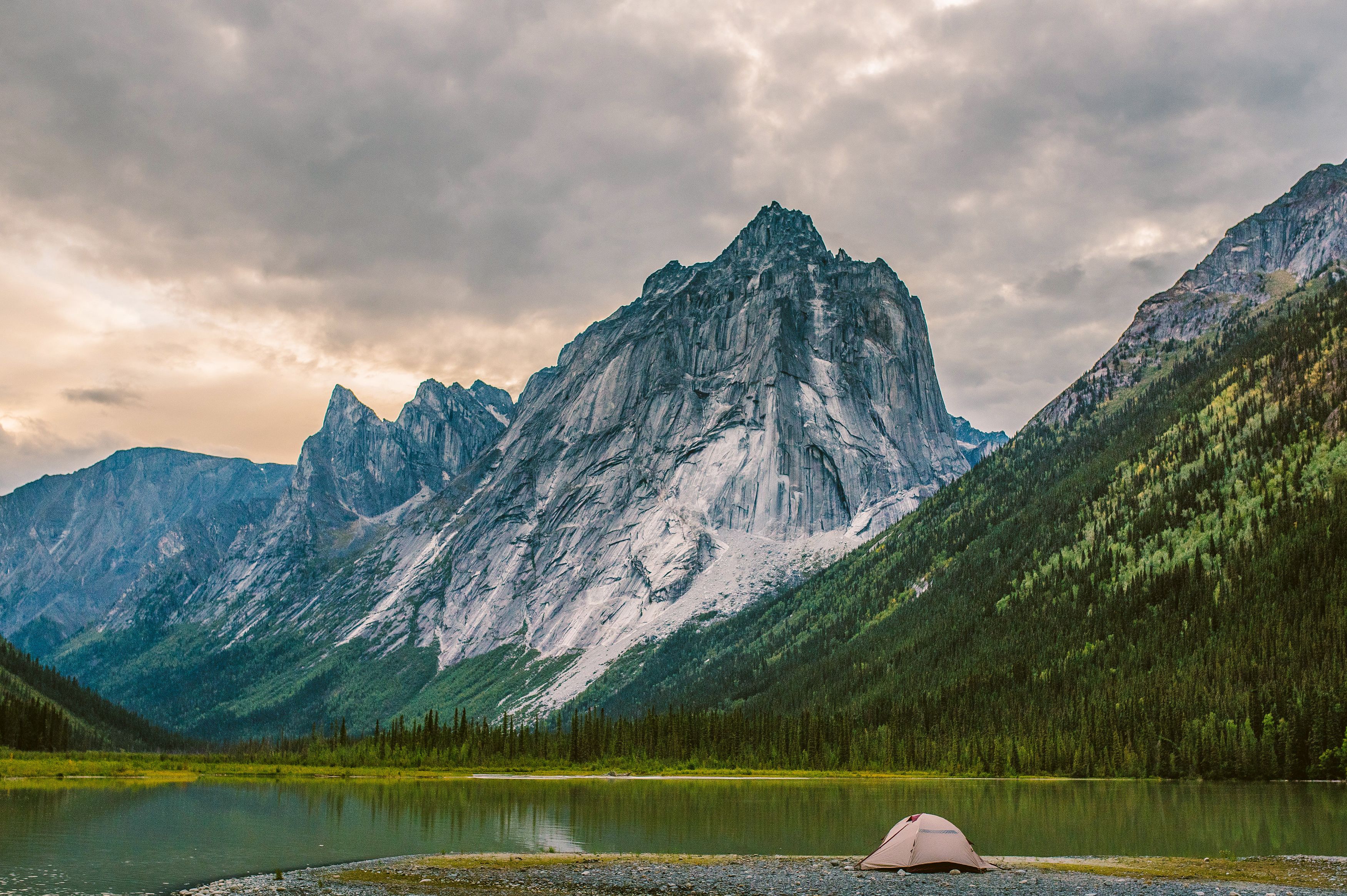 Steile Bergkuppen erheben sich im Nahanni National Park Reserve in den Northwest Territories