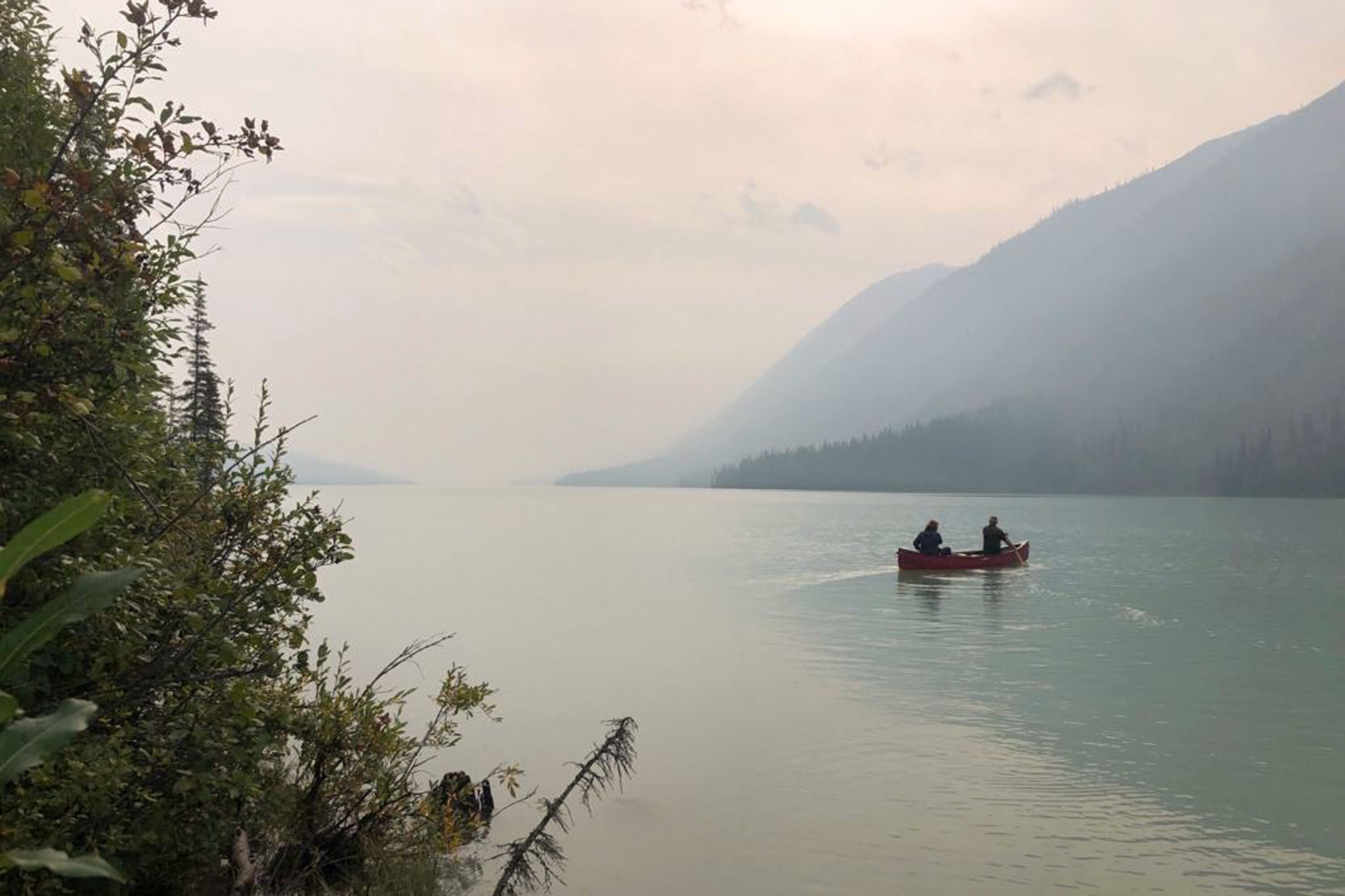 Kanufahrer genießen die Idylle des Glacier Lake im Nahanni National Park