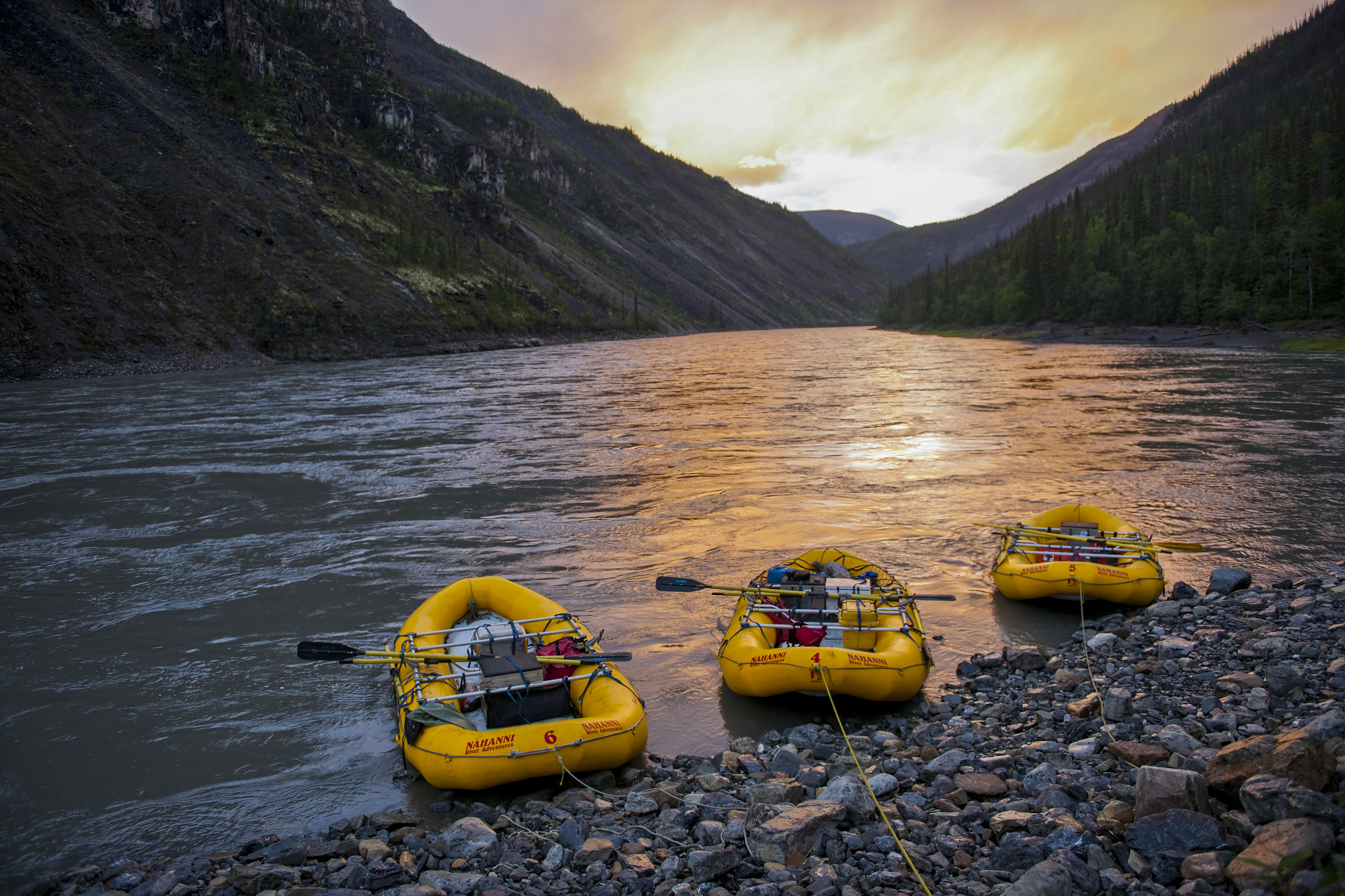 Ein echtes Abenteuer ist die Nahanni River Rafting Tour im Nahanni National Park Reserve