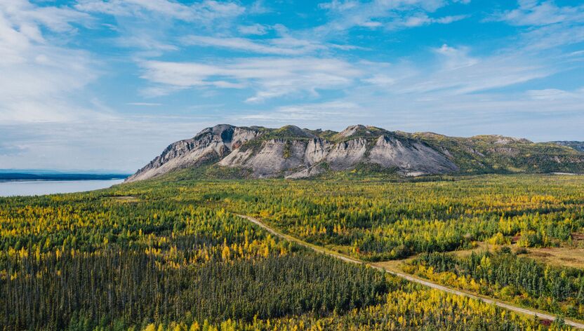 Einsame Strasse windet sich durch die Sahtu Region in den Northwest Territories Einsame Strasse windet sich durch die Sahtu Region in den Northwest Territories