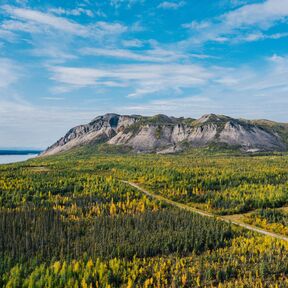 Eine einsame Strasse windet sich durch die Sahtu Region in den Northwest Territories