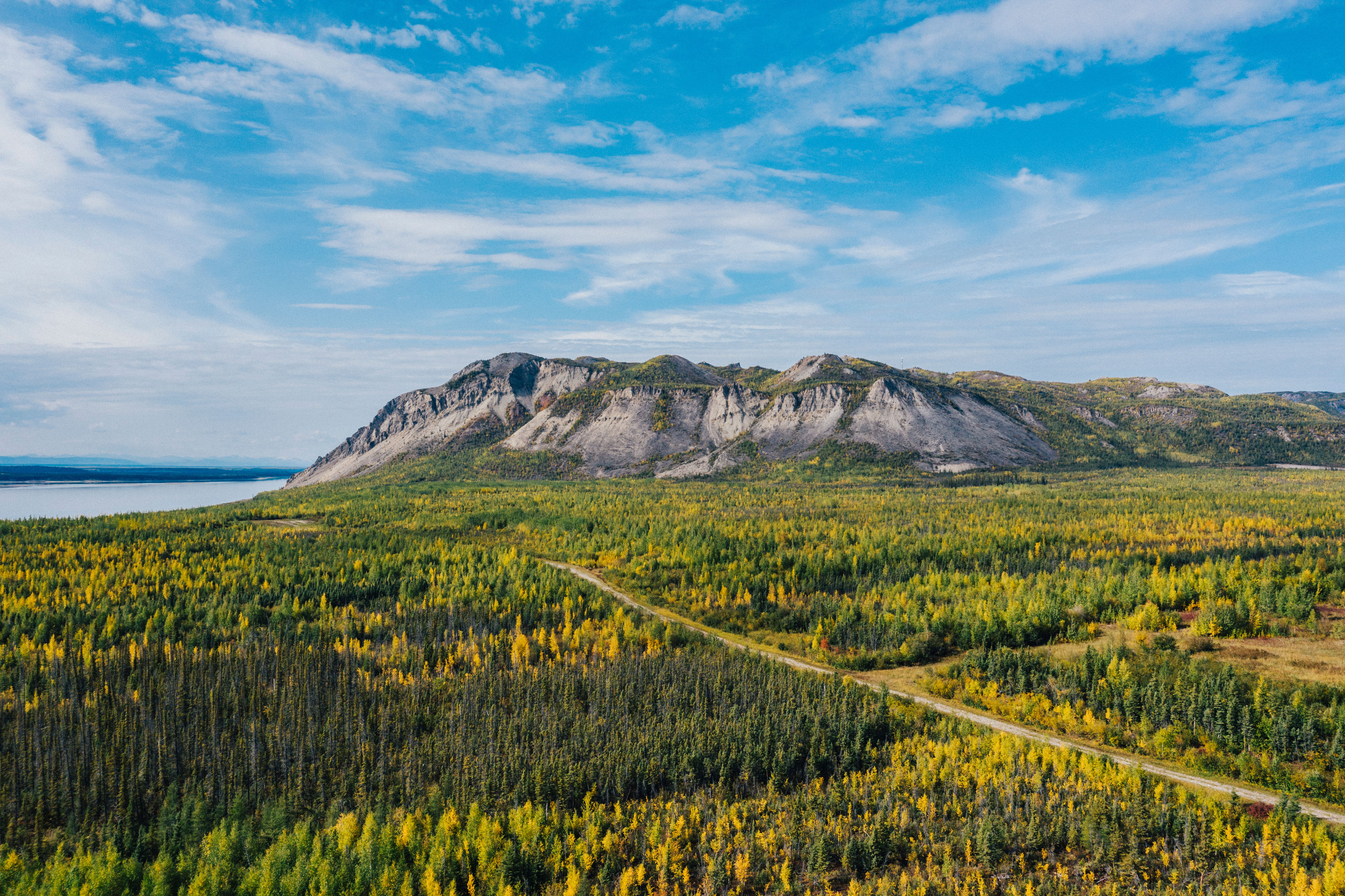 Eine einsame Strasse windet sich durch die Sahtu Region in den Northwest Territories