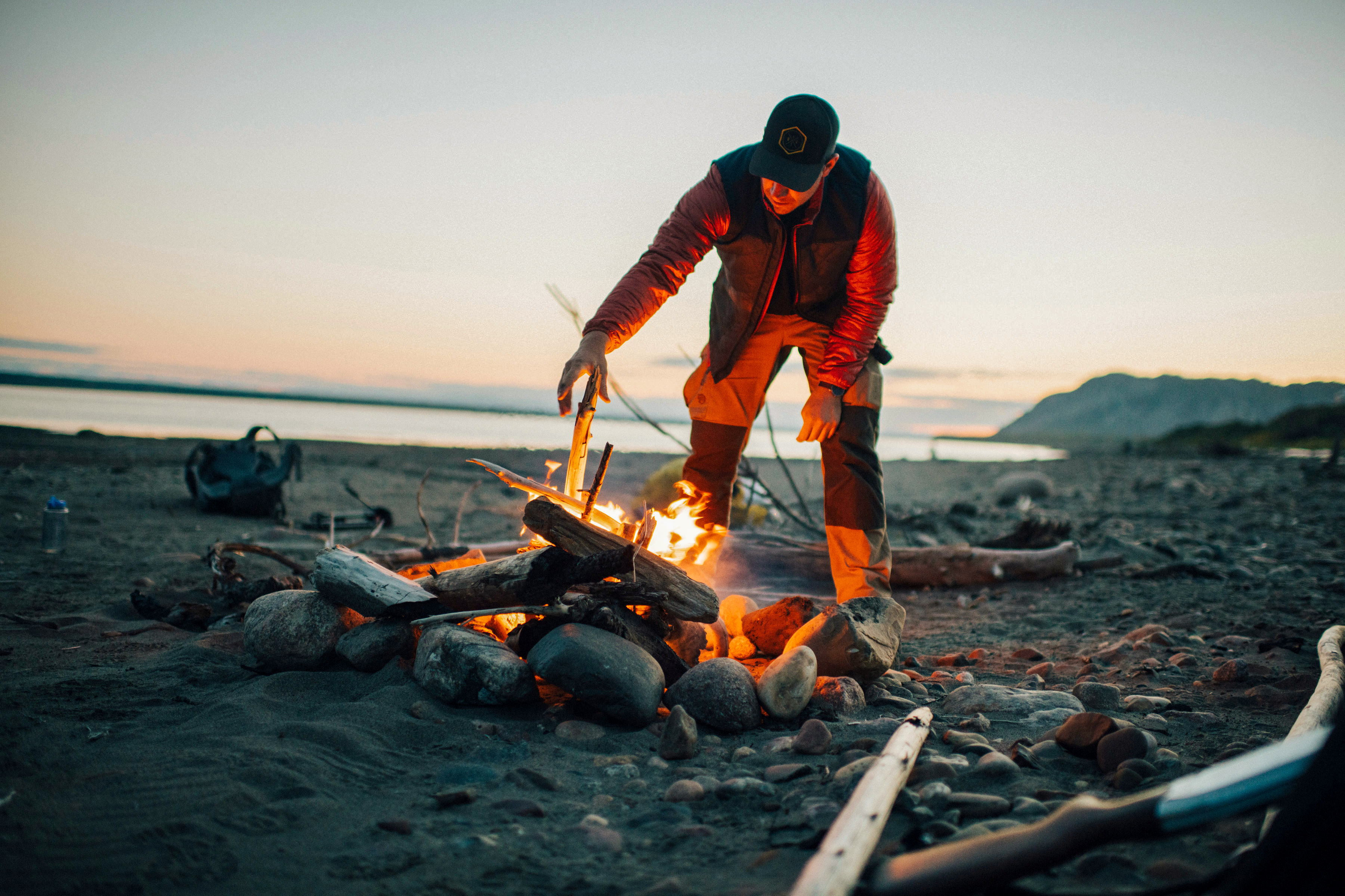 Abenteuer-Feeling beim Lagerfeuer am Strand in der Sahtu Region am Mackenzie River in den Northwest Territories