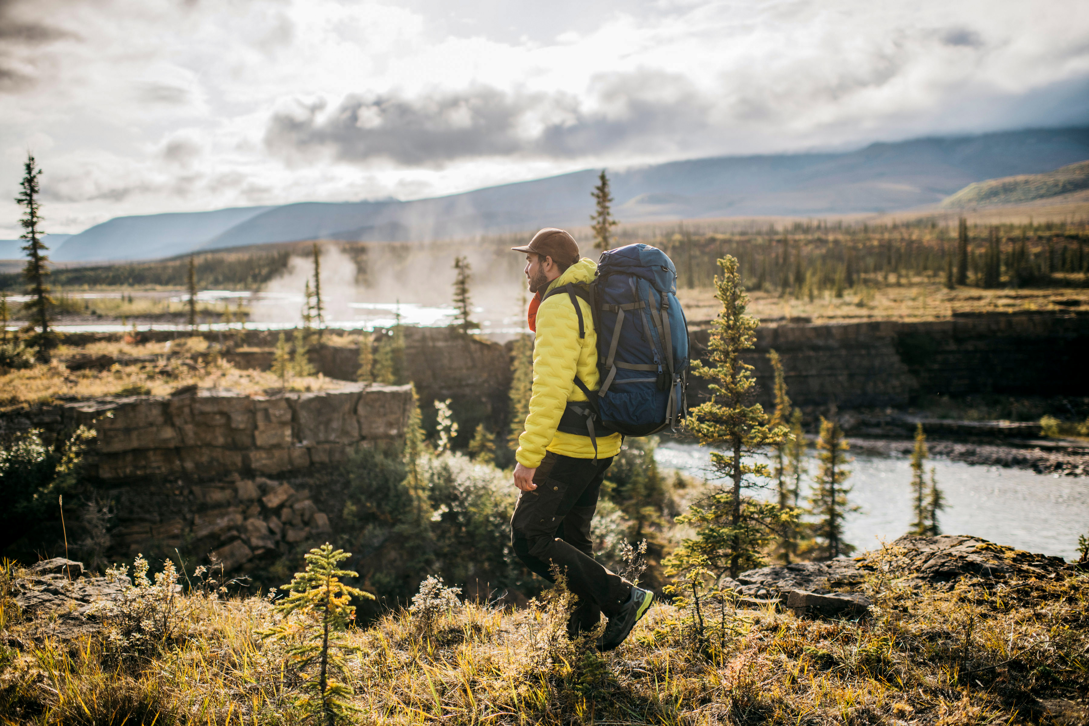 Die Stille genießen bei einer Wanderung durch die Sahtu Region entlang des Hay Rivers in den Northwest Territories