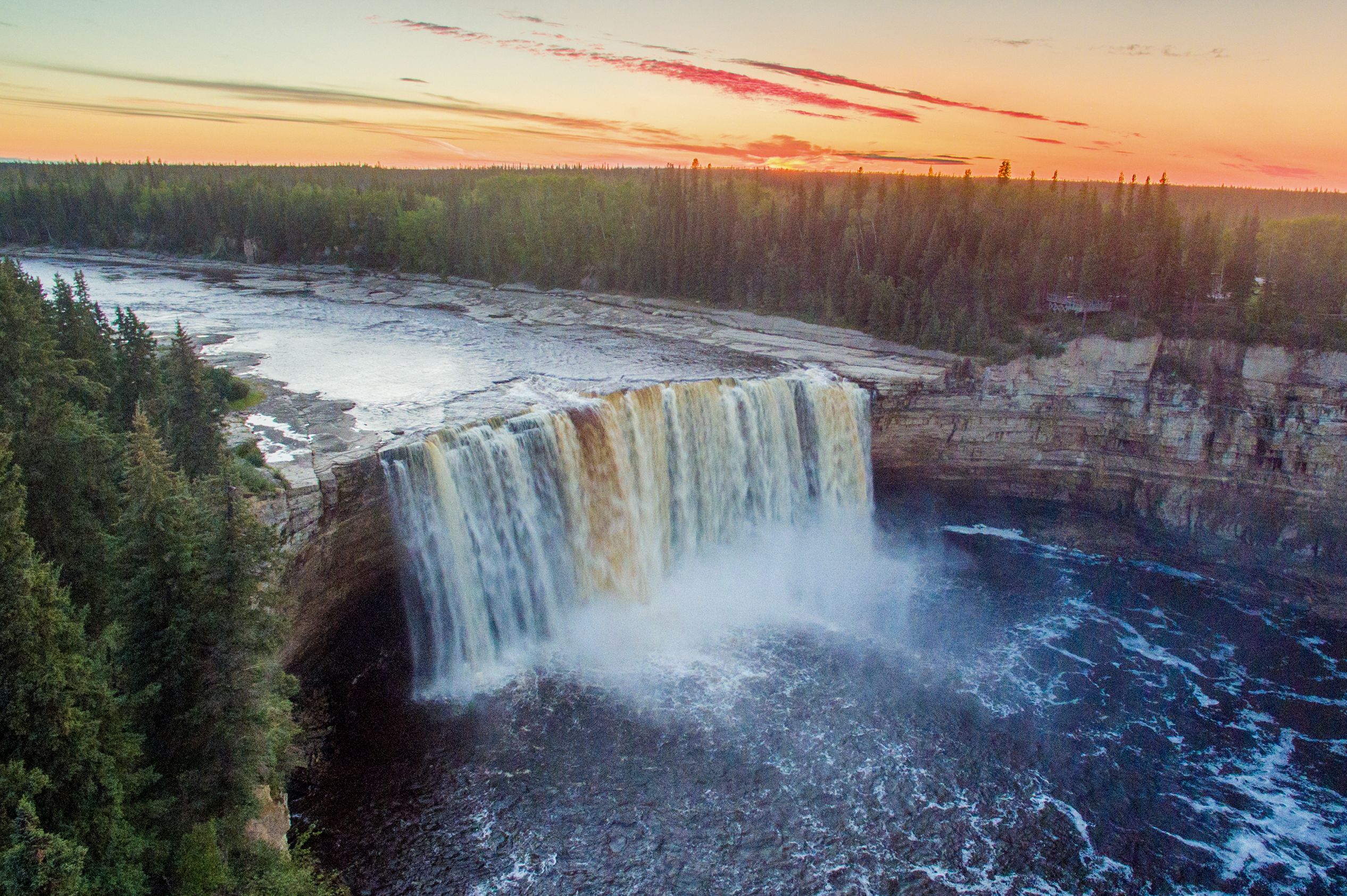 Der Hay River mündet mit einem Wasserfall in den South Slave Lake in den Northwest Territories