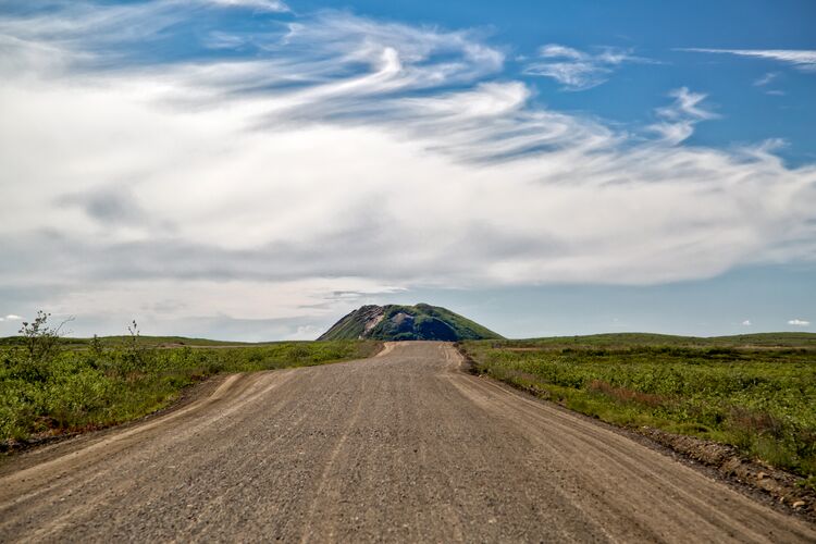 Der Inuvik Tuktoyaktuk Highway in den kanadischen Nordwest Territorien