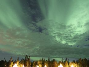 Wolken vor Polarlichtern