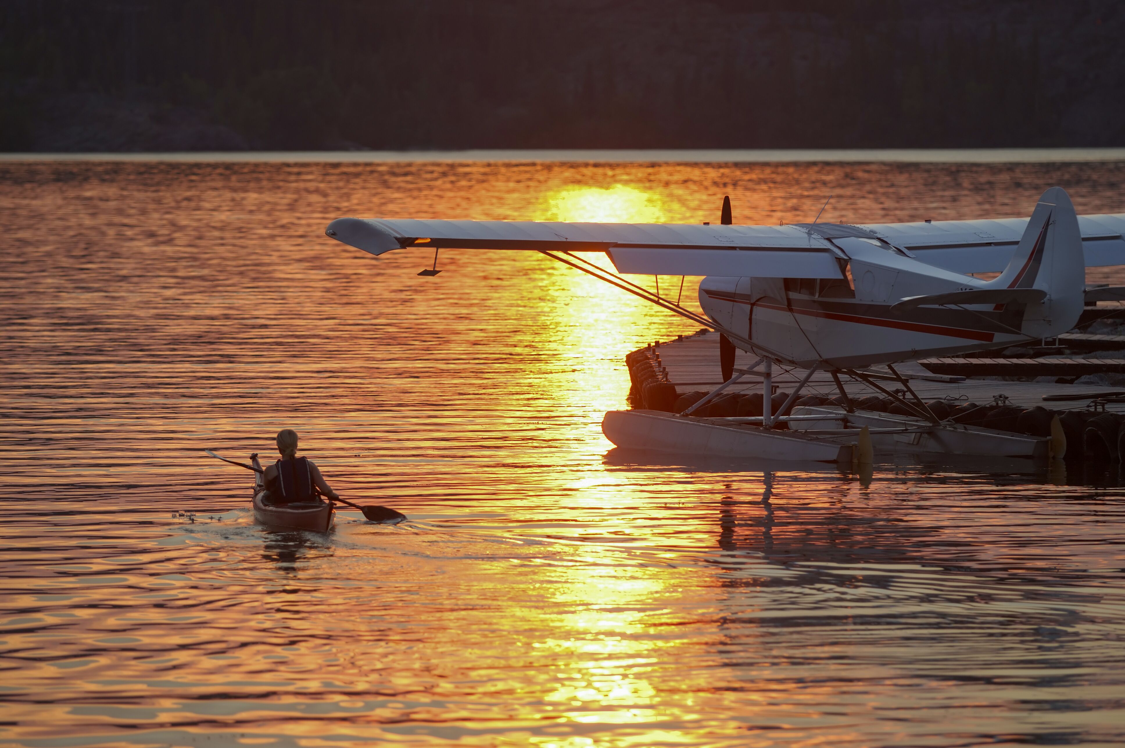 Kayakfahrt über den Great Slave Lake in Yellowknife bei goldenen Sonnenuntergang