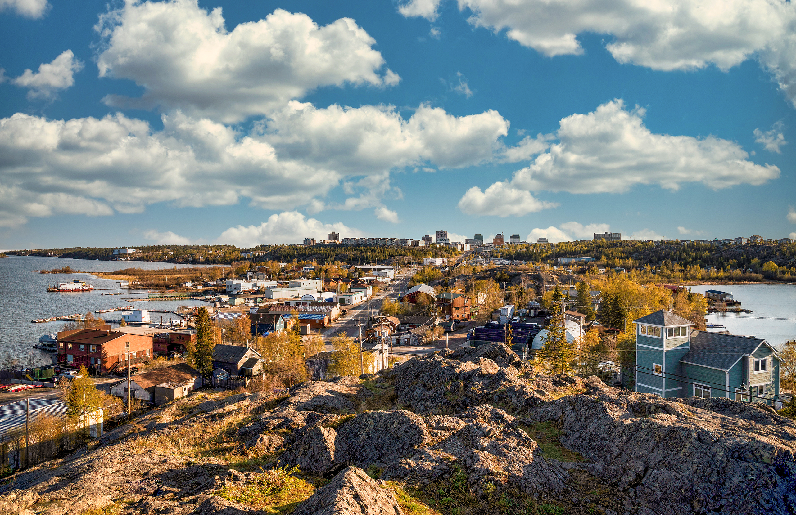 Blick auf Yellowknife bei goldenen Sonnenlicht