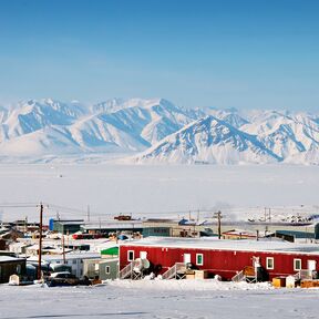 Verschneite Gemeinde in Nunavut