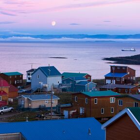 Häuser in Iqaluit bei Sonnenuntergang