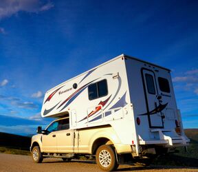 Auf dem Top of the World Highway im Yukon unterwegs mit einem Truck Camper von Go North Auf dem Top of the World Highway im Yukon unterwegs mit einem Truck Camper von Go North