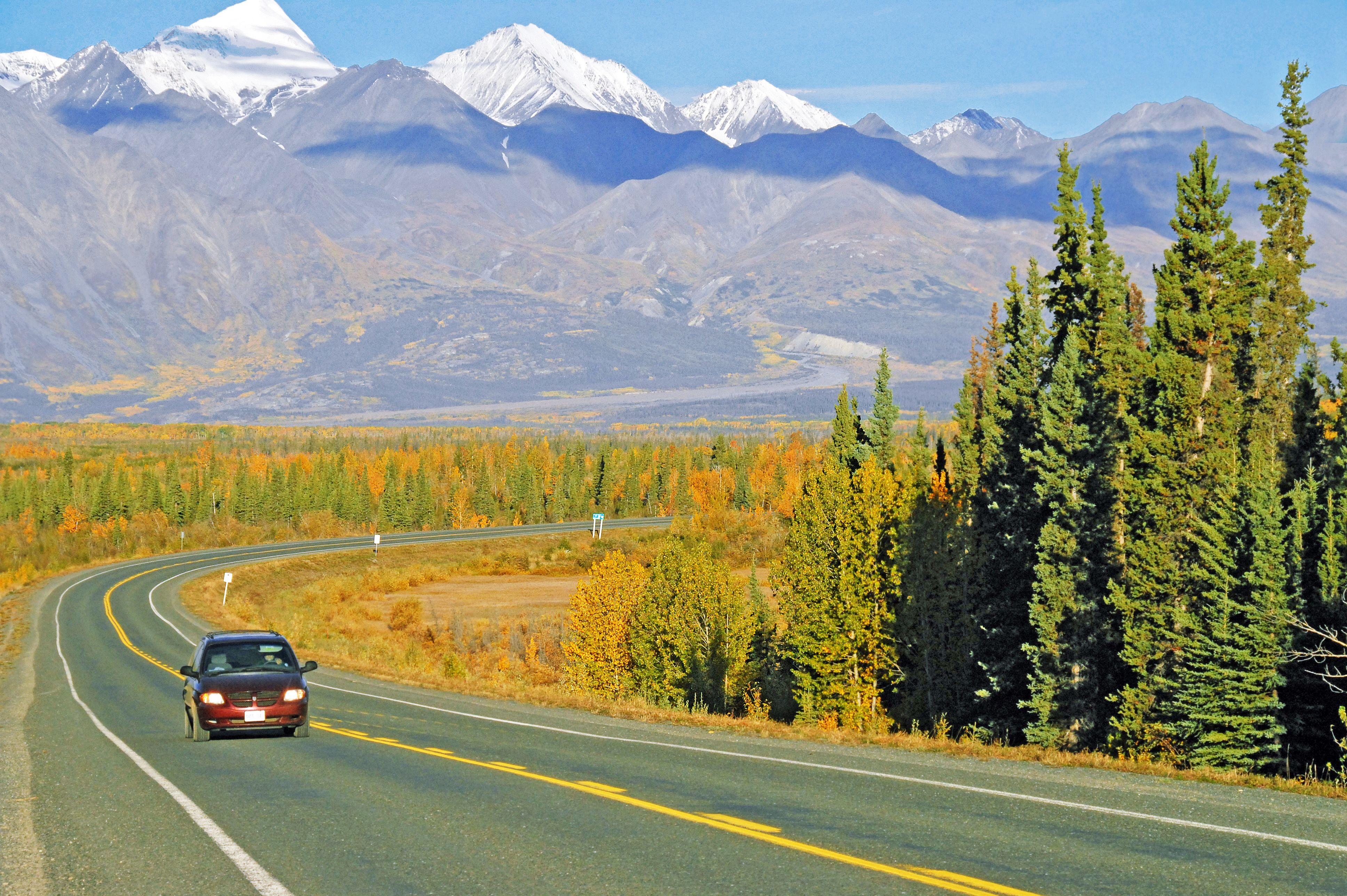 Auto auf dem Haines Highway