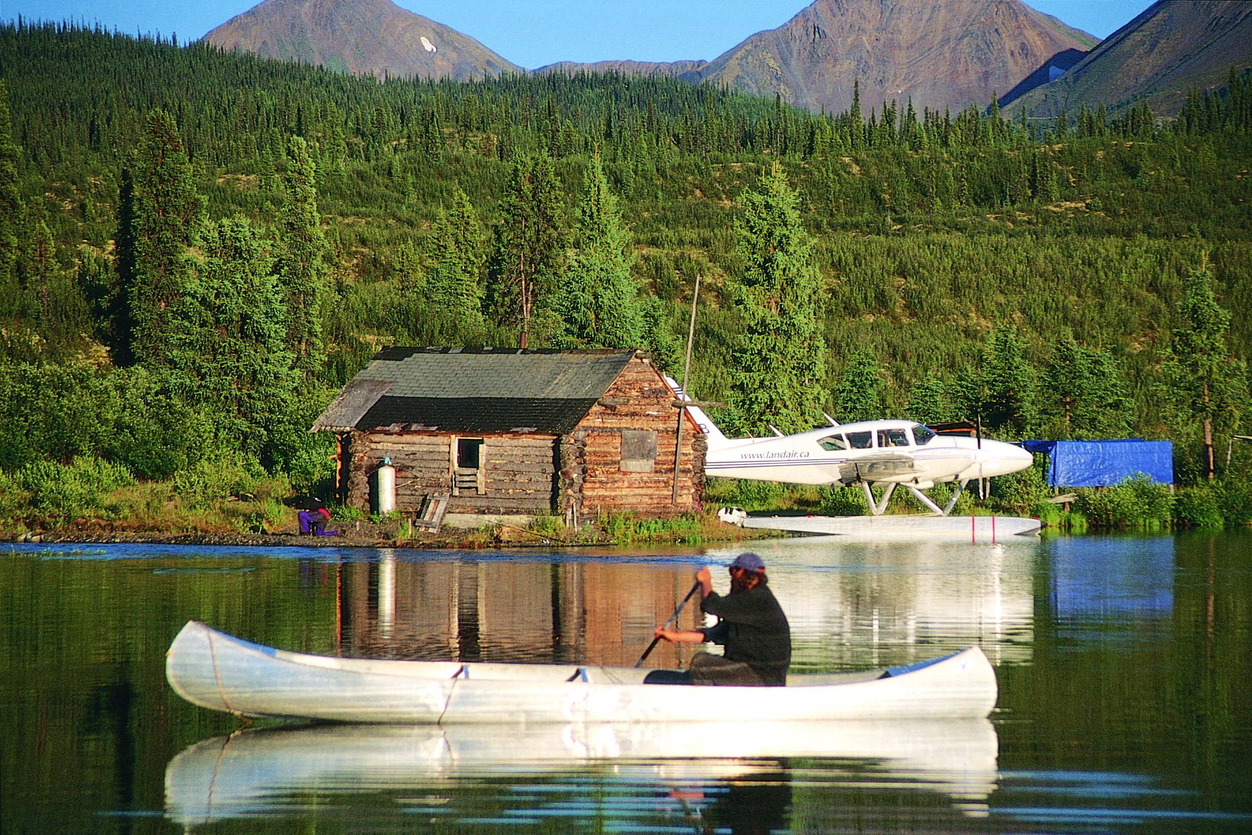 regionen/kanada/nordregionen/yukon/allgemein/kanu-holz-huette-wasserflugzeug-wald.cr2464x1643-0x0