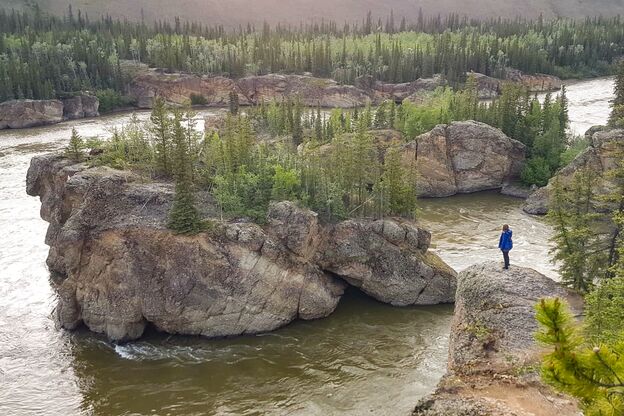 CANUSA Mitarbeiterin Sabrina Karavla genieÃŸt die Aussicht auf die Felsformation Five Finger Rapids nahe Carmacks in Yukon