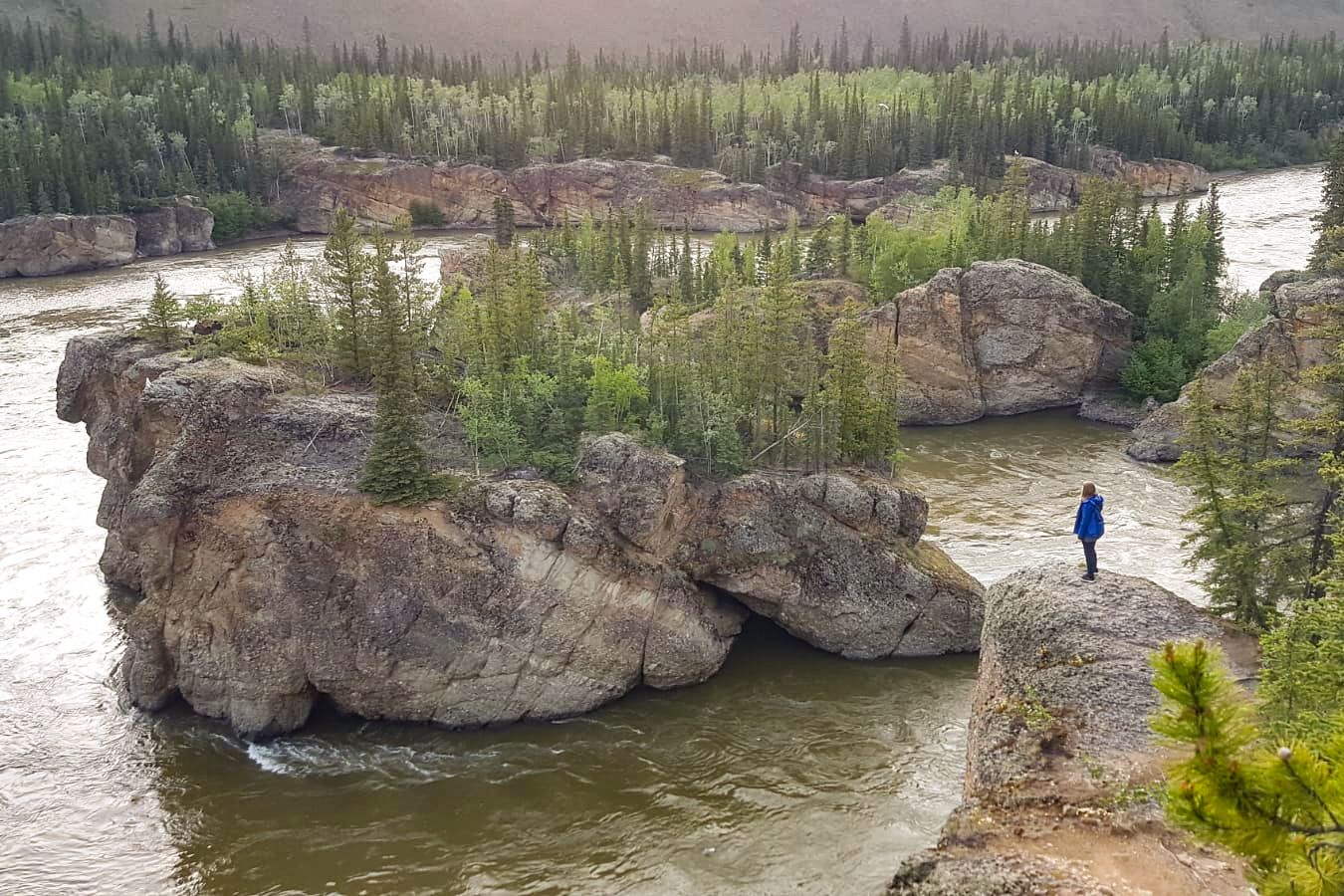 CANUSA Mitarbeiterin Sabrina Ebel geniesst die Aussicht auf die Felsformation Five Finger Rapids nahe Carmacks in Yukon