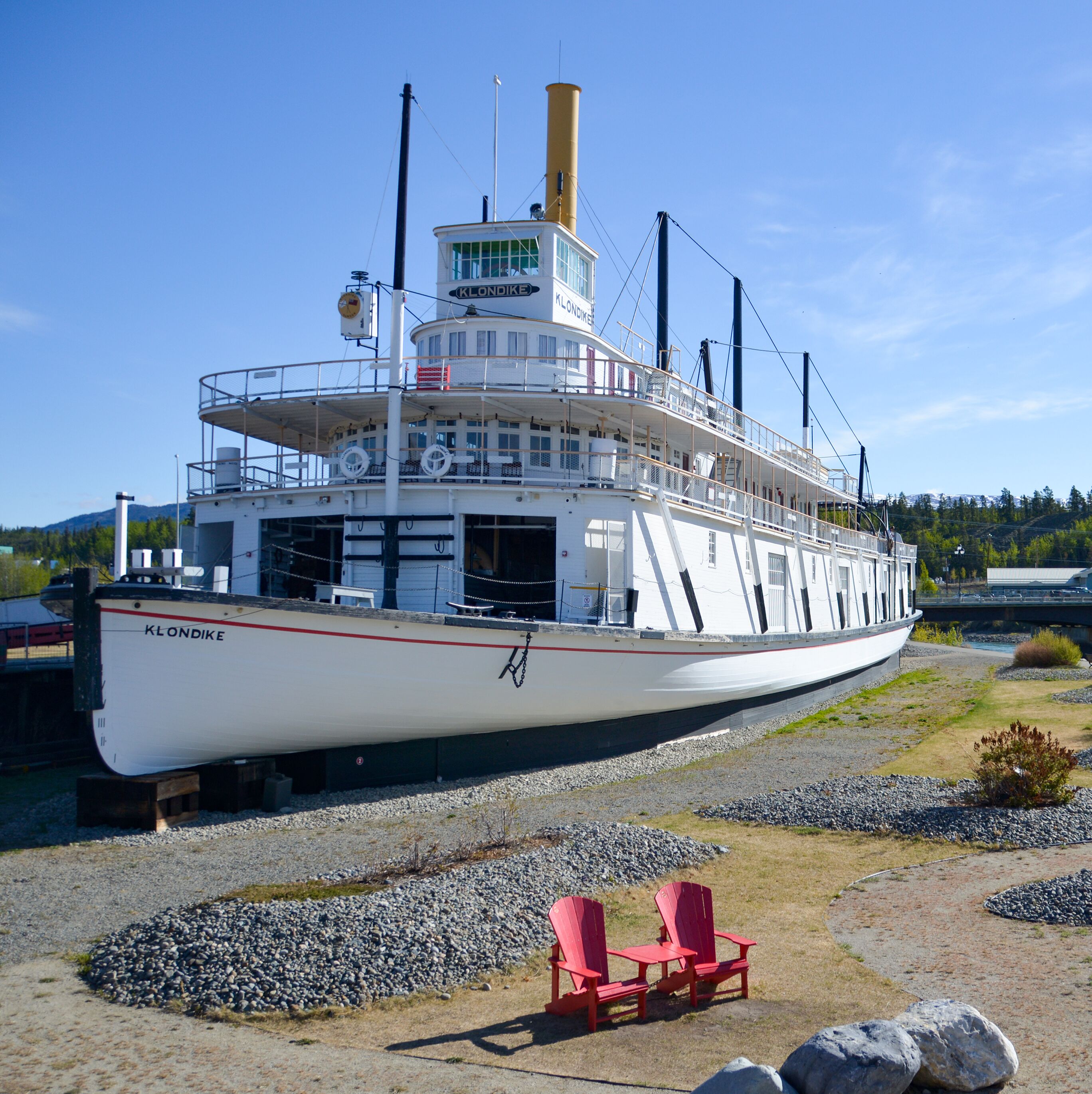 Blick auf das Museumsschiff SS Klondike in Whitehorse, mit roten Stühlen im Vordergrund