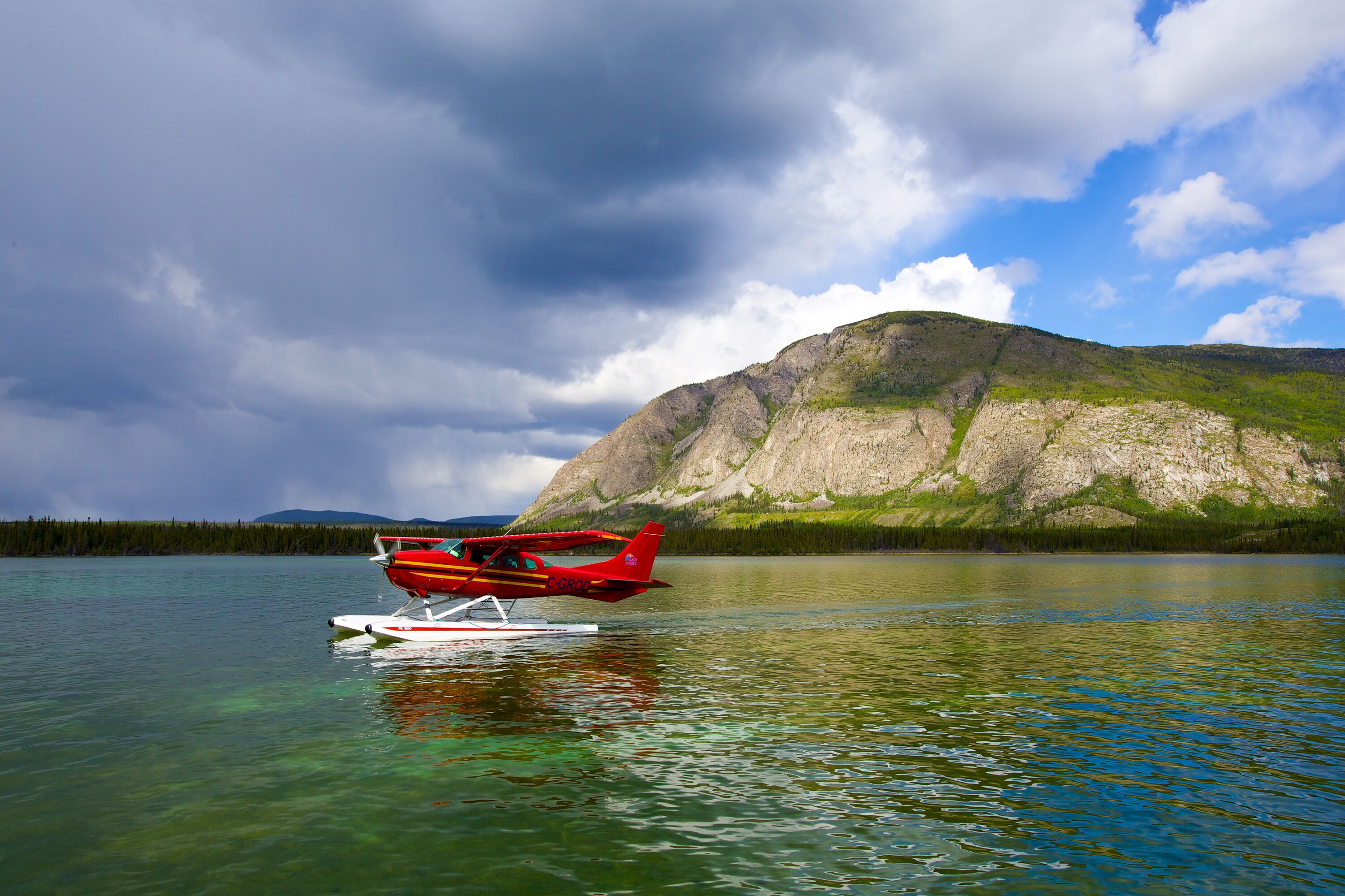 Wasserflugzeug auf Pine Lake in Yukon, Canada