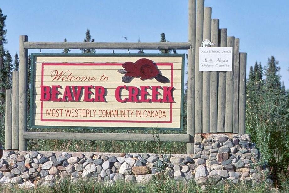 Gruppe am Willkommensschild von Beaver Creek