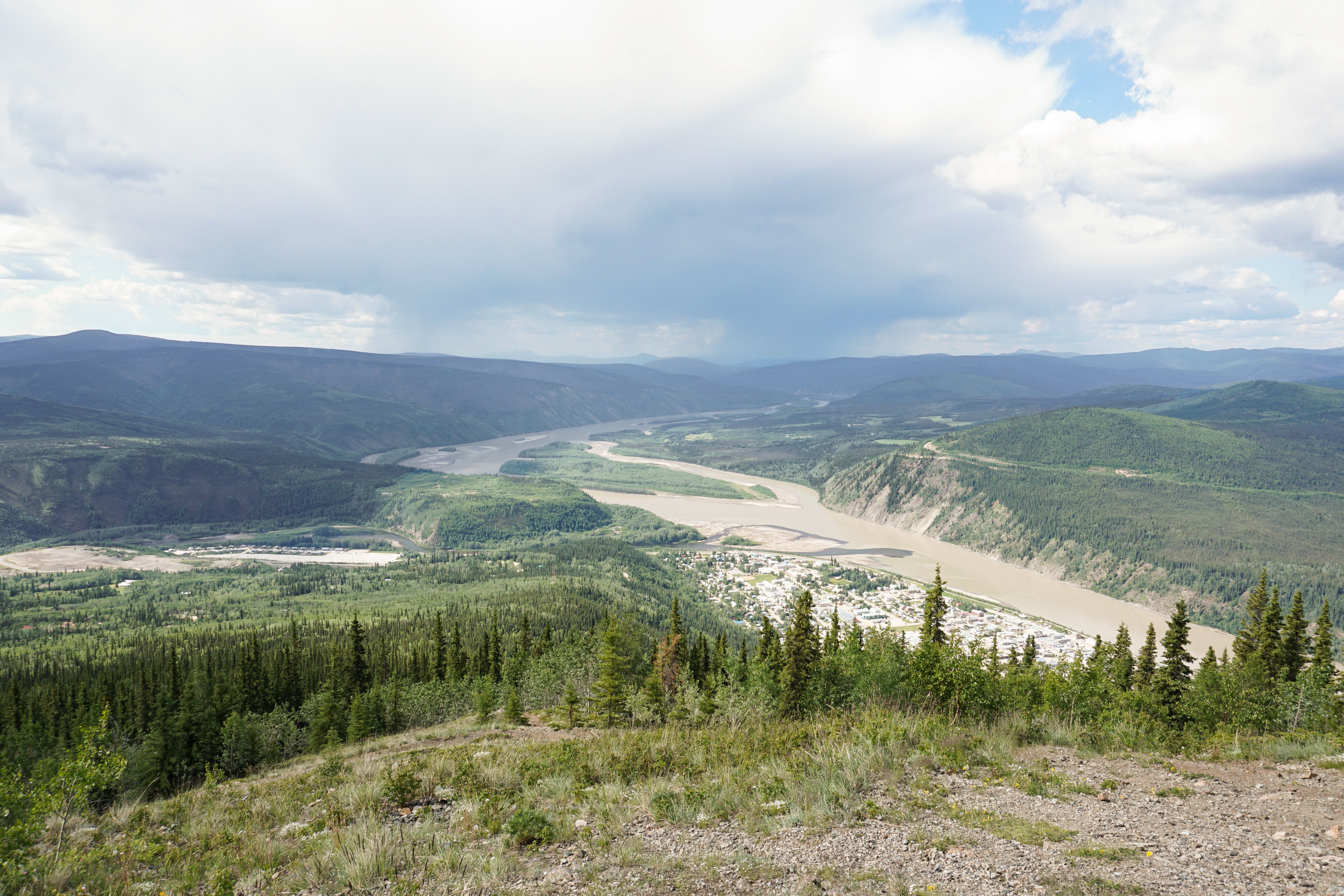 Der Blick auf Dawson City vom Midnight Dome Viewpoint