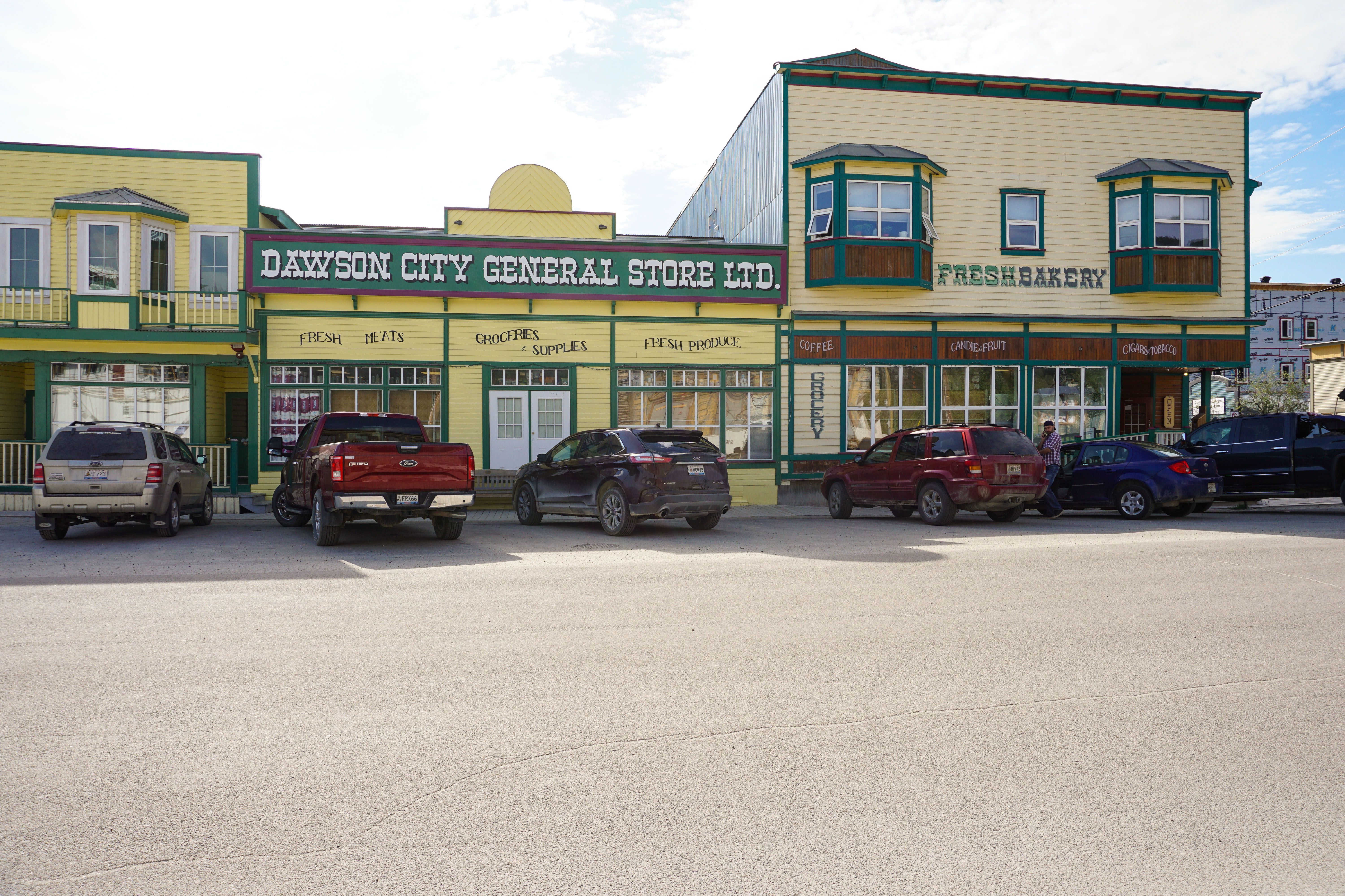 AuÃŸenansicht des Dawson City General Stores in der Stadt Dawson in Yukon