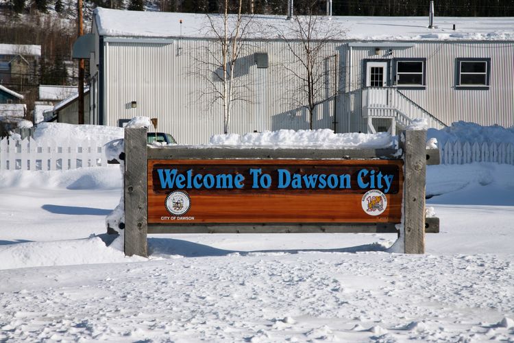 Welcom to Dawson City- Schild im Winter