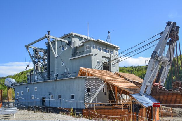 Der Dredge No. 4 Holzschaufelbagger in der Nähe von Dawson City der von 1913 bis 1959 Gold am Yukon abbaute Der Dredge No. 4 Holzschaufelbagger in der Nähe von Dawson City der von 1913 bis 1959 Gold am Yukon abbaute