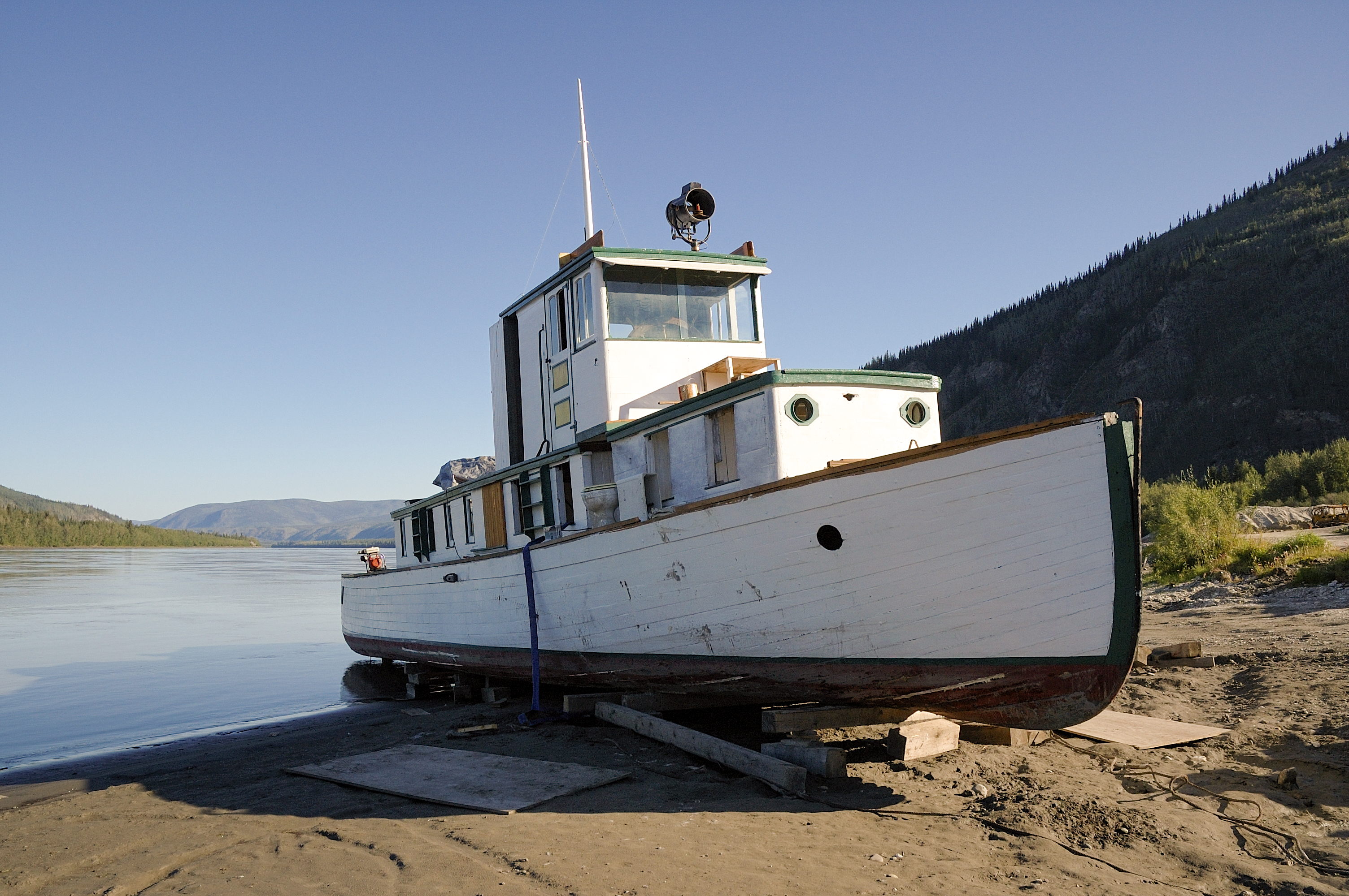 Ein altes Boot am Yukon River bei Dawson City