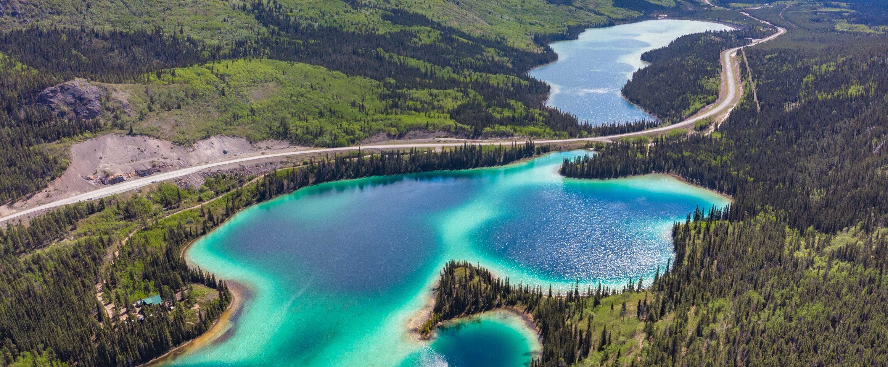 Der tiefblaue Emerald Lake im Yukon Territory Der tiefblaue Emerald Lake im Yukon Territory