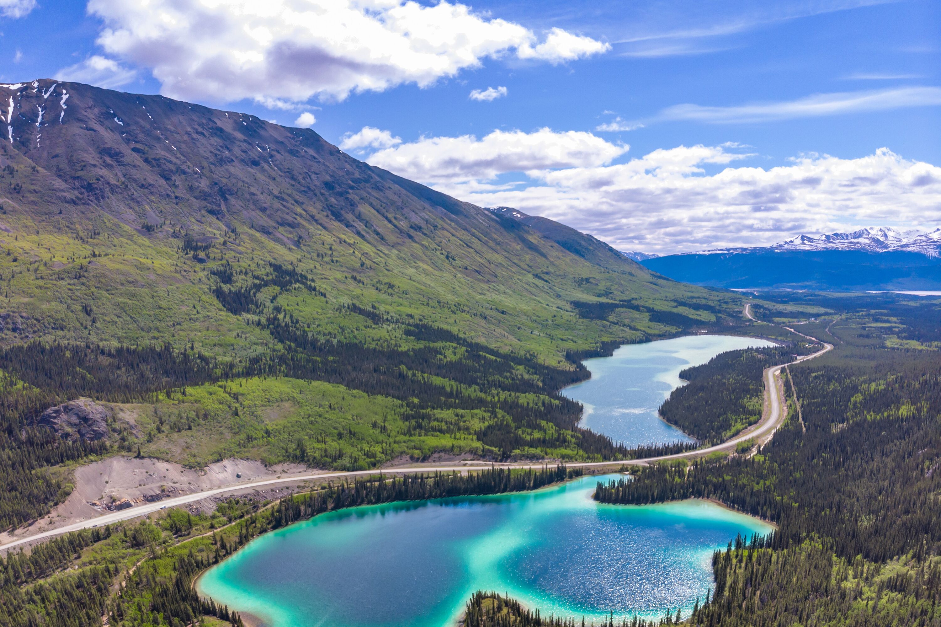 Der tiefblaue Emerald Lake im Yukon Territory