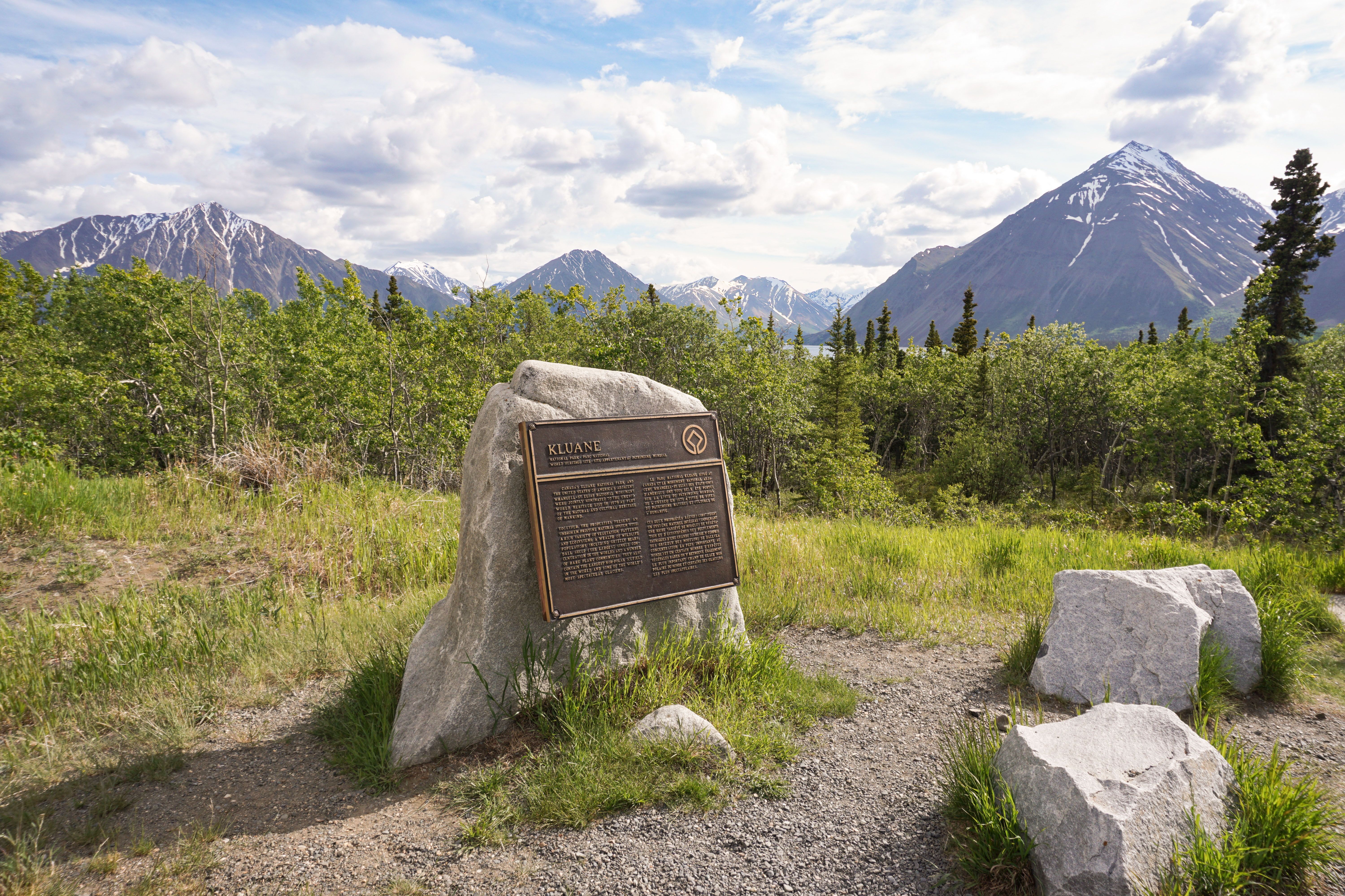 Eine Informationstafel am Kluane Lake in Yukon