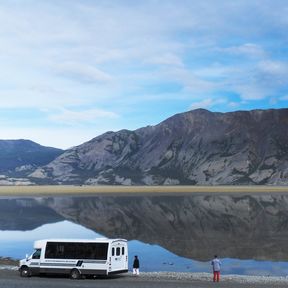 Bus am Kluane Lake vor dem Sheep Mountain, Yukon