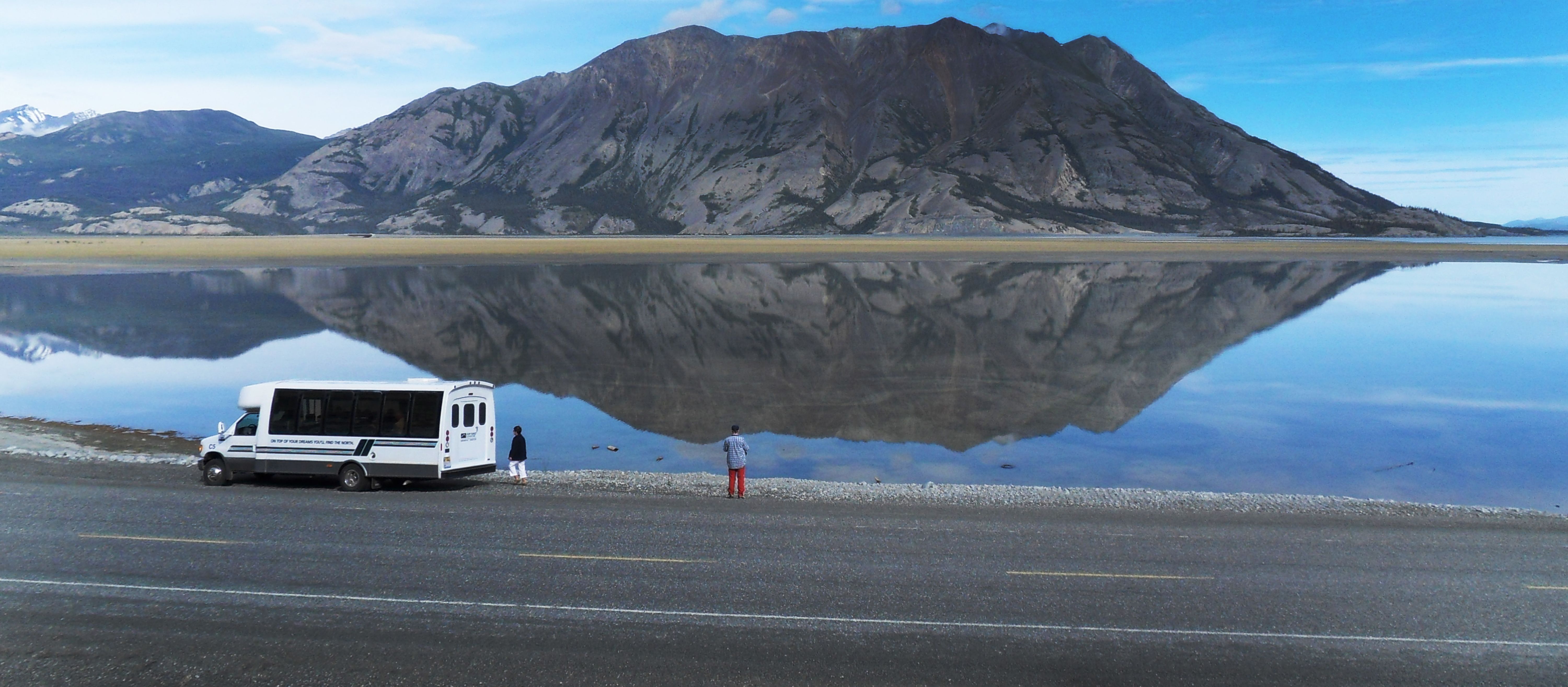 Bus am Kluane Lake vor dem Sheep Mountain, Yukon