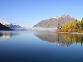 Der spiegelglatte Dezadeash Lake im Kluane National Park