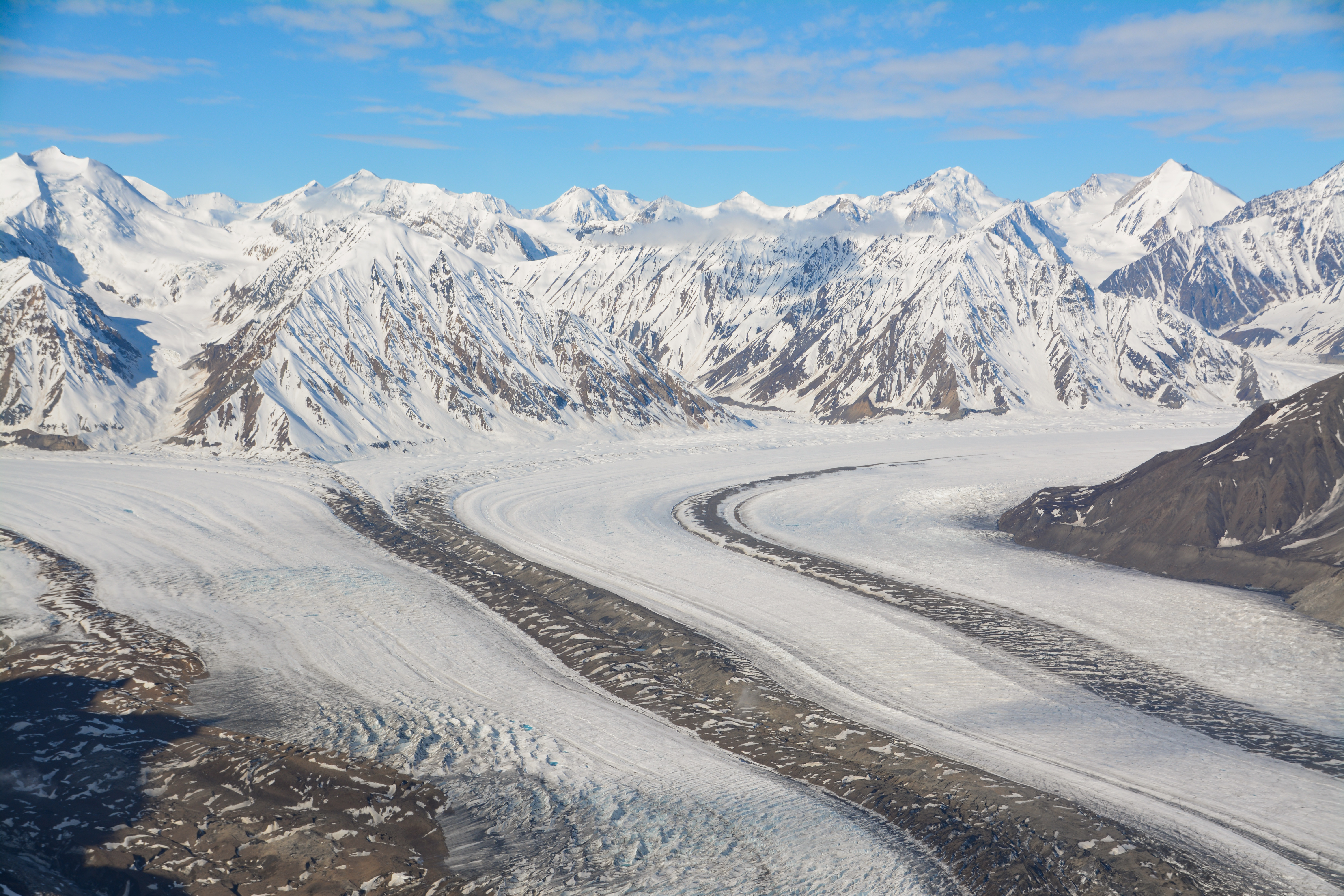 Ausblick auf die schneebedeckten Gipfel des Kluane Nationalpark, Yukon