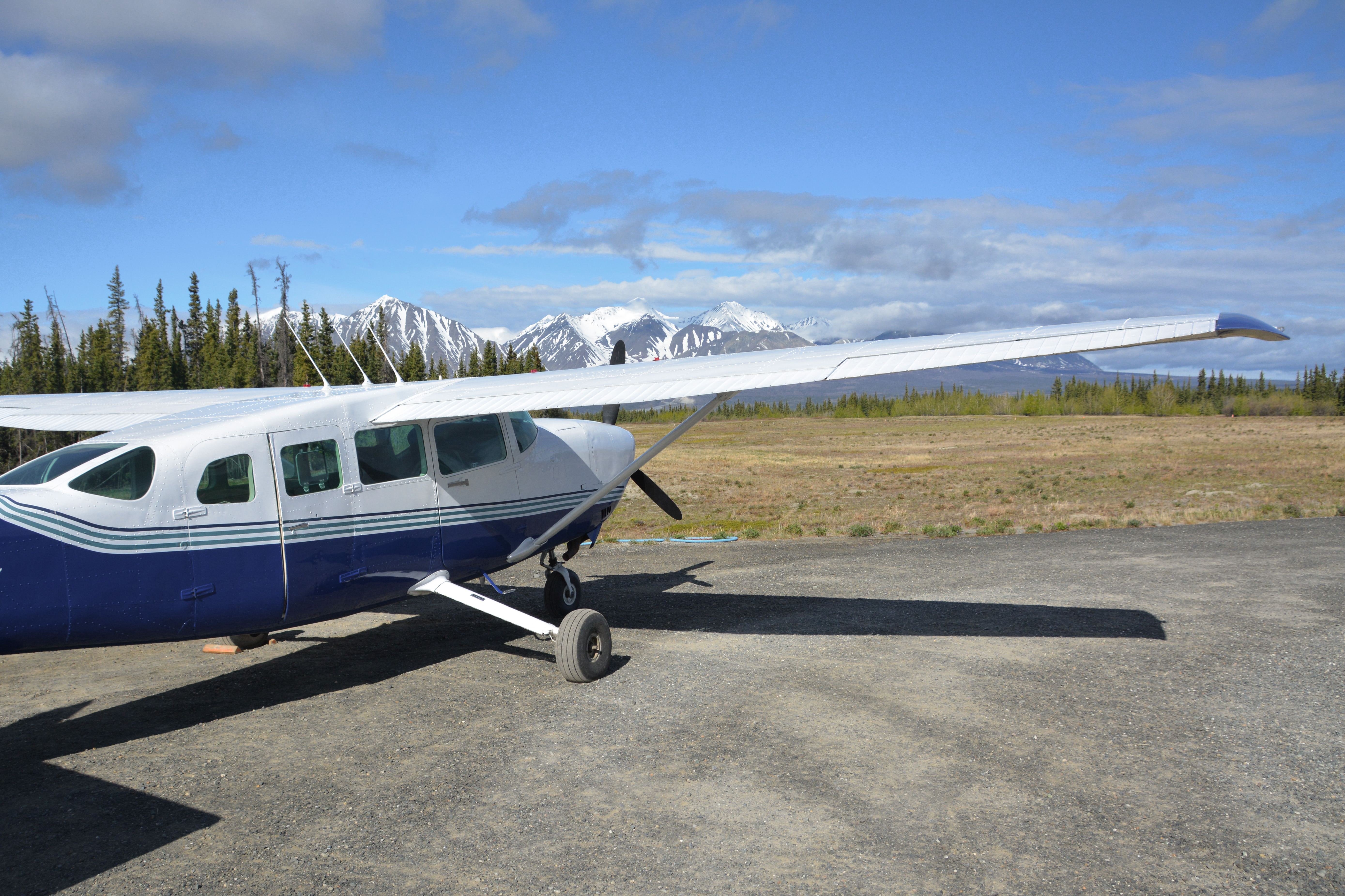 Ein Flugzeug vor den Gipfeln des Kluane Nationalpark, Yukon