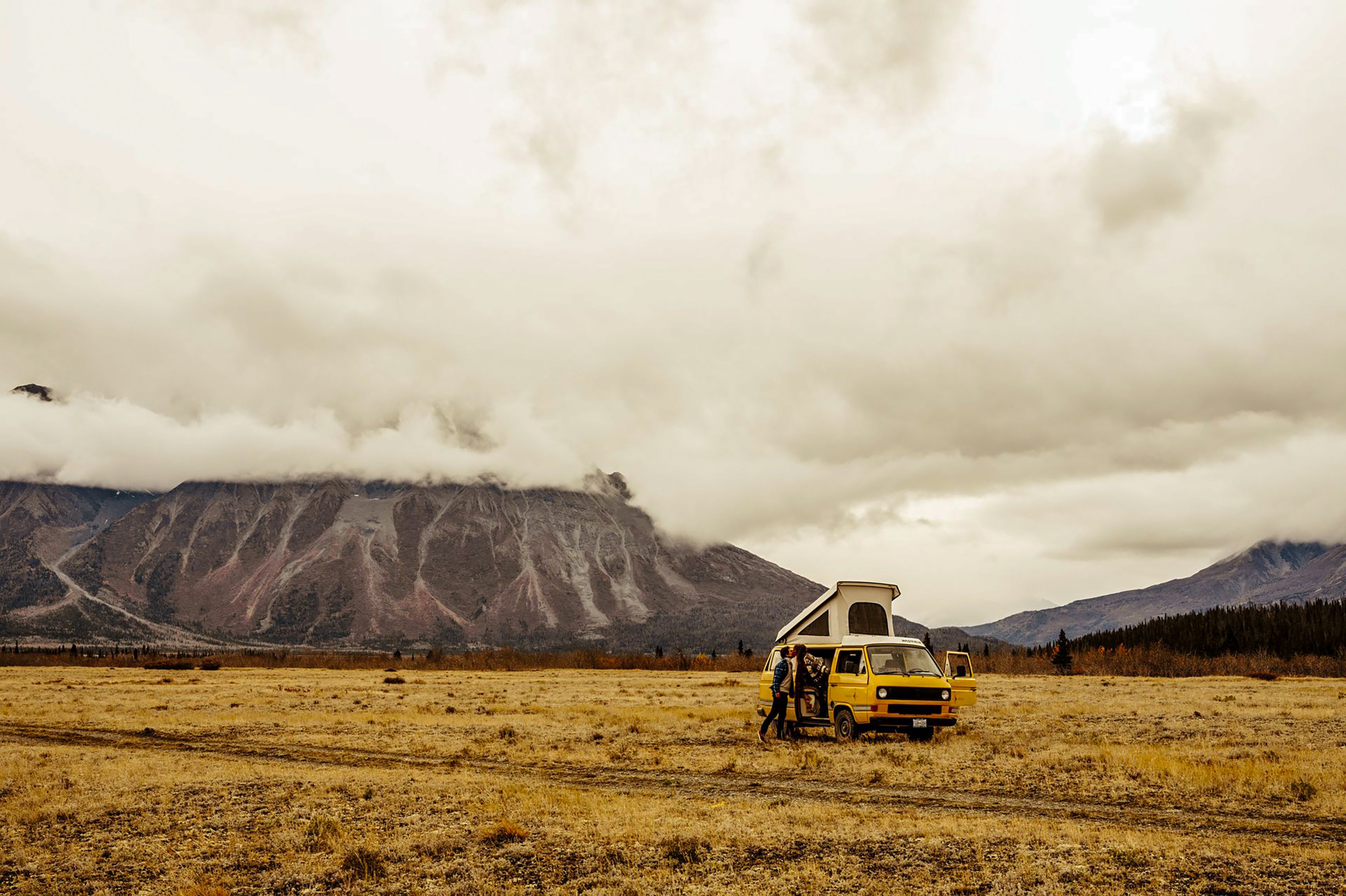 Camper auf einer Wiese in freier Natur im Kluane National Park