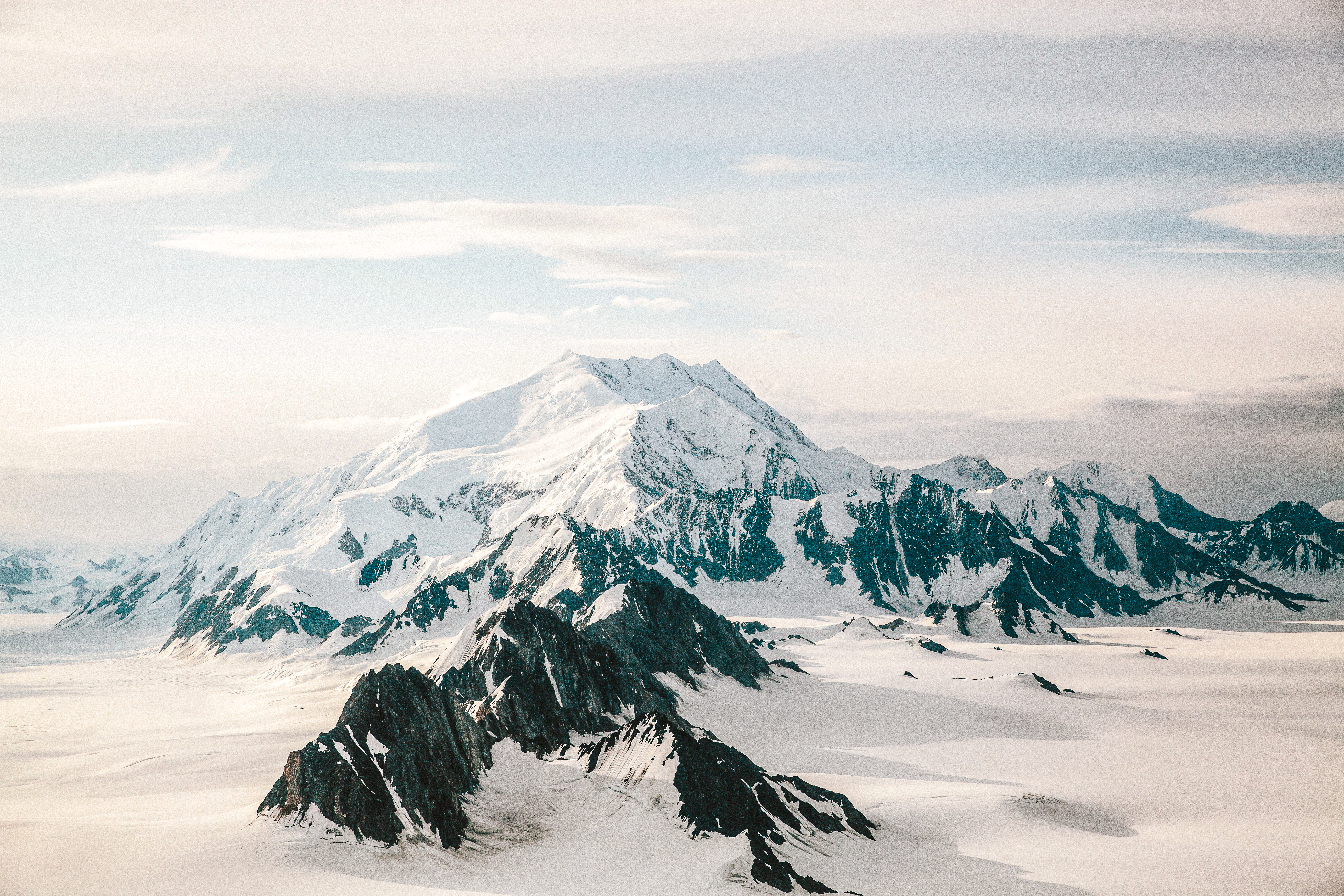 Eine Bergkette ragt aus der wundervollen Schneelandschaft des Yokon empor.
