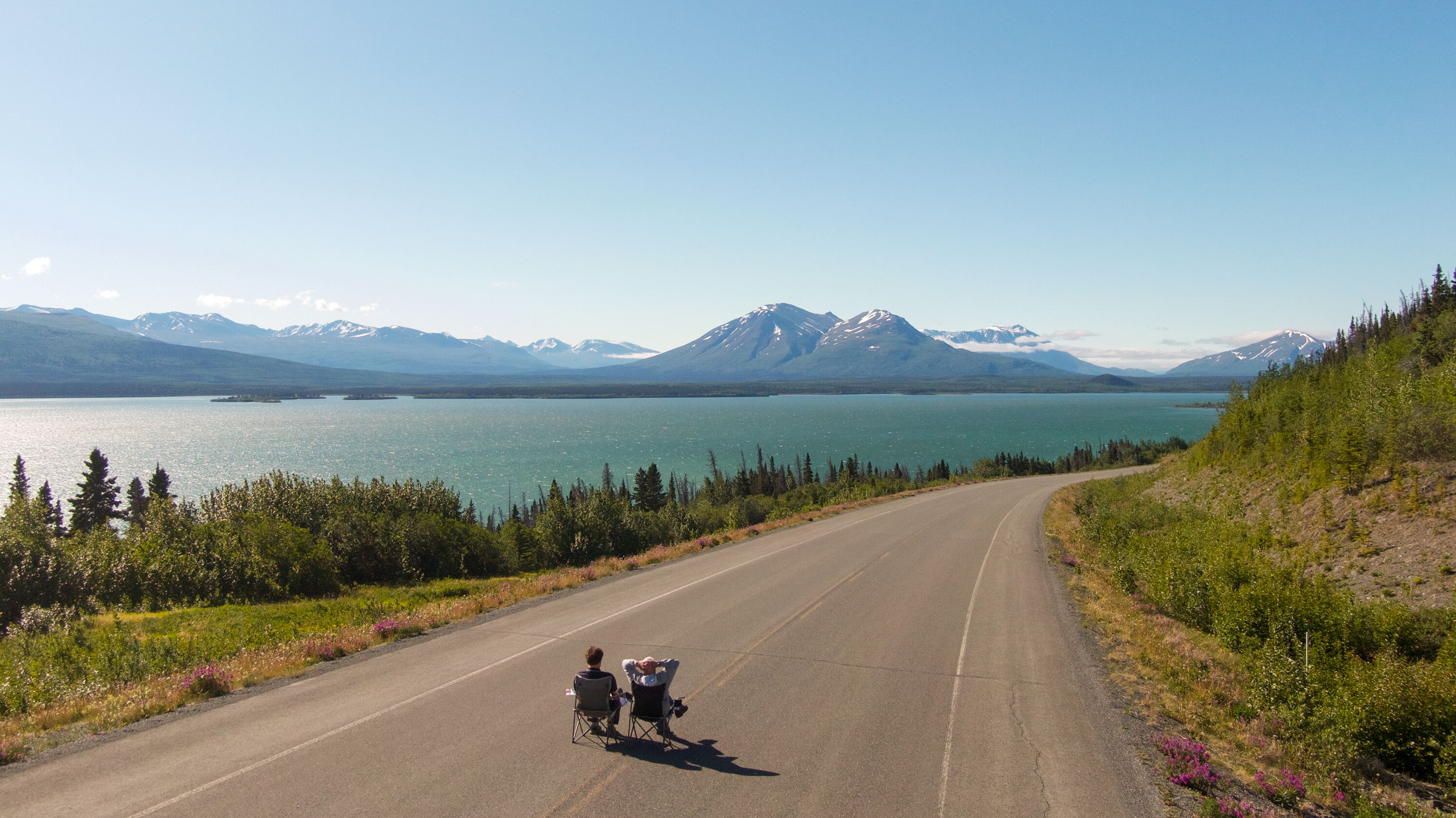 Beeindruckende Weiten auf der Haines Road am Kluane Lake im Yukon Territory Beeindruckende Weiten auf der Haines Road am Kluane Lake im Yukon Territory