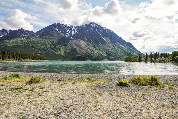 Die Ruhe am Kathleen Lake in Yukon genieÃŸen