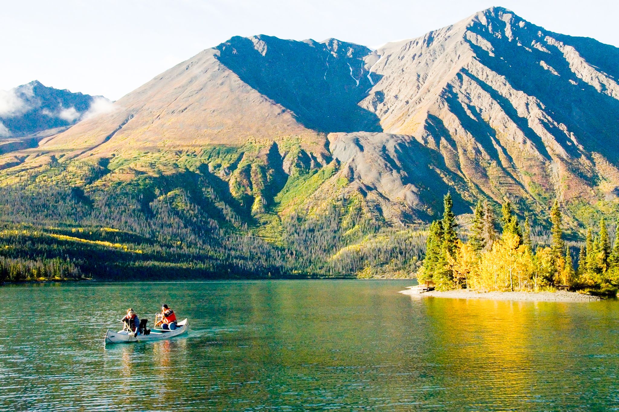 Kanufahren auf dem Kathleen Lake in Yukon, Canada