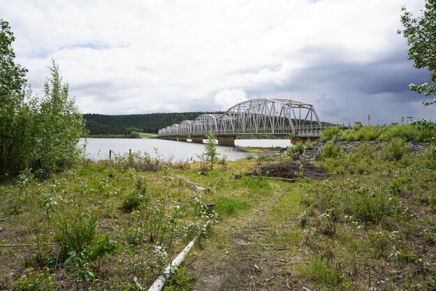 Der Blick auf die Nisutlin Bay Bridge in Teslin, Yukon Der Blick auf die Nisutlin Bay Bridge in Teslin, Yukon