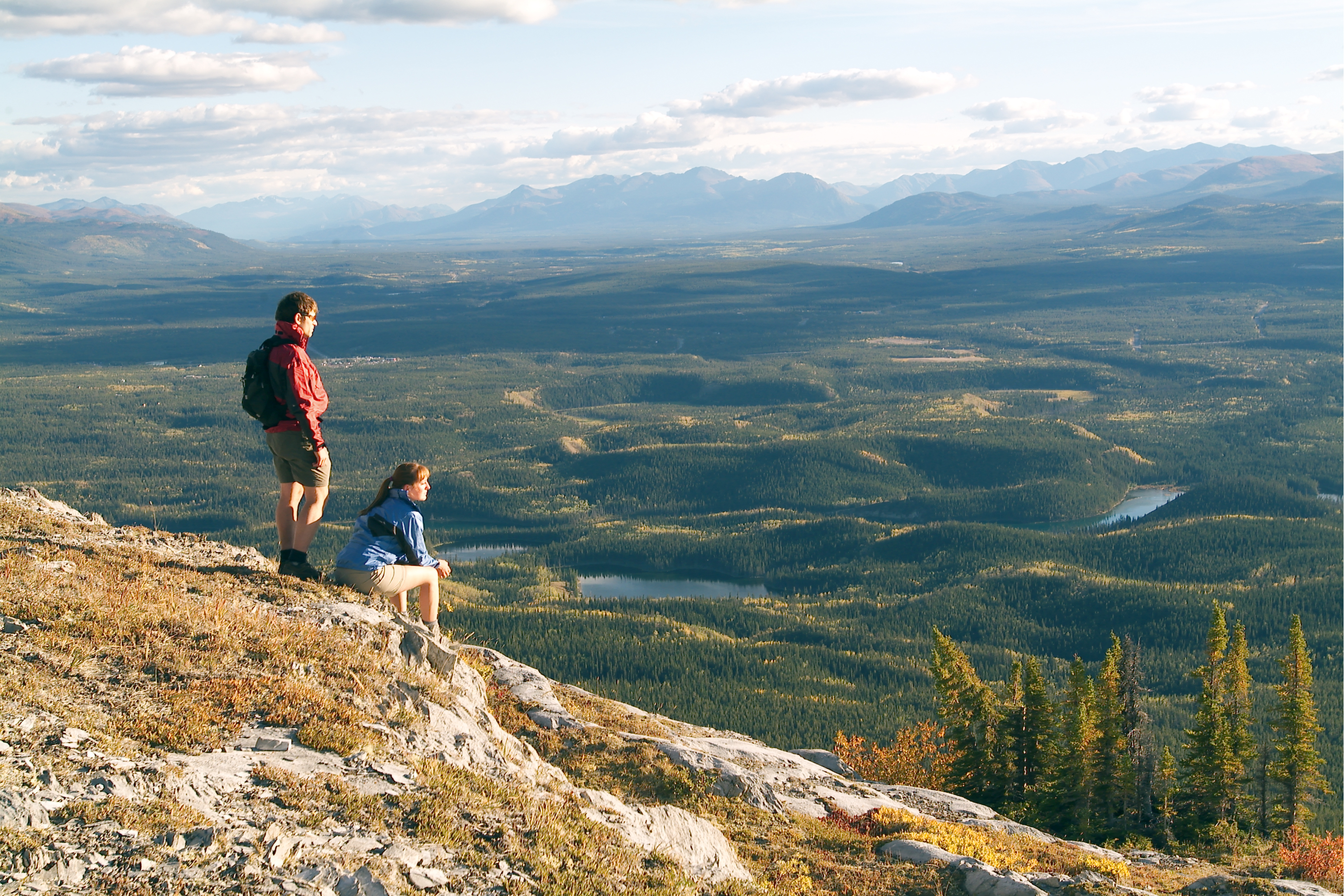 Mann und Fau mit Ausblick auf Ebene