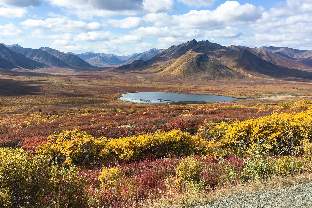 Blick vom Dempster Highway auf die beeindruckende Bergkulisse der Tombstone Mountains im Yukon